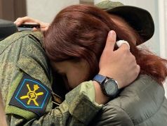 Руслан Шаведдинов и его девушка, сотрудница ФБК Кира Ярмыш, смогли встретиться во время суда. Фото: www.facebook.com/anovosyolov