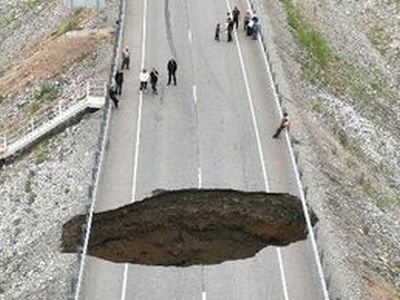 Провал на трассе. Фото: ria.ru