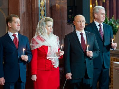 Медведев с женой, Путин, Собянин в храме