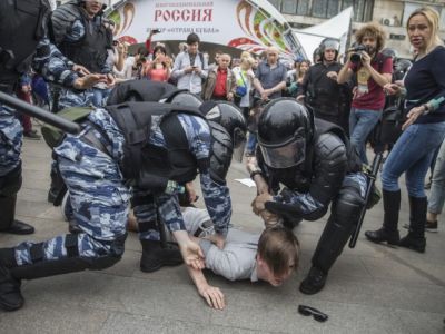 Нападение ОМОНовцев на протестующего на Тверской, 12.6.17. Источник - spektr.press