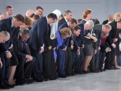 "Элита" приветствует В.Путина на зачтении послания Федеральному собранию, 1.3.18). Источник - rbc.ru