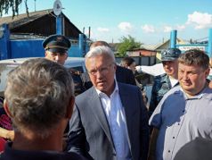 Губернатор Красноярского края Александр Усс в подтопленном Канске. Фото: stolica-s.su