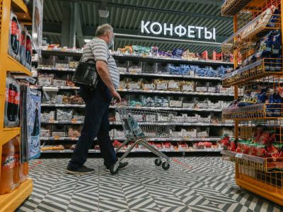 Мужчина в отделе кондитерских изделий супермаркета. Фото: Андрей Любимов / ТАСС