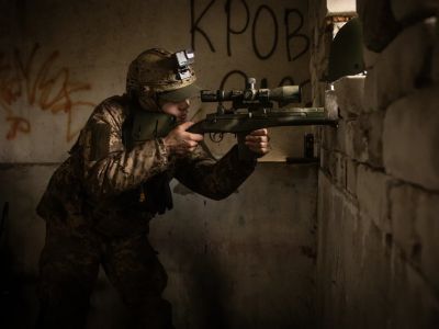Снайпер на украинских позициях на правом берегу Днепра в Херсоне. Фото: Chris McGrath / Getty Images