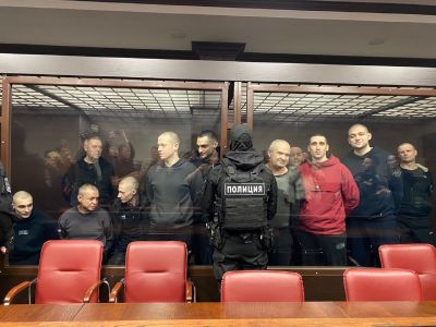 Подсудимые украинцы из "Азова" в зале суда. Фото: Александра Астахова / Медиазона