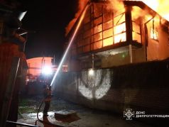 Спасатели ликвидируют пожар после атаки беспилотников в Днепре, 28 марта 2025 год. Фото: ГСЧС Украины