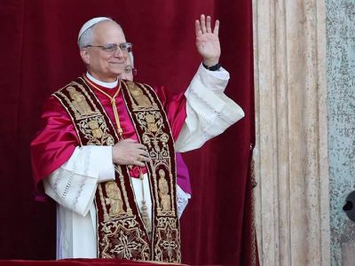 Папа Лев XIV приветствует верующих, собравшихся на площади Святого Петра, 8.05.25. Фото: t.me/bazabazon